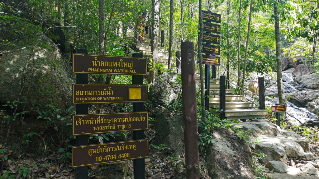 Treppen am Phaeng Waterfall auf dem Weg zum Domesila Viewpoint auf Koh Phangan