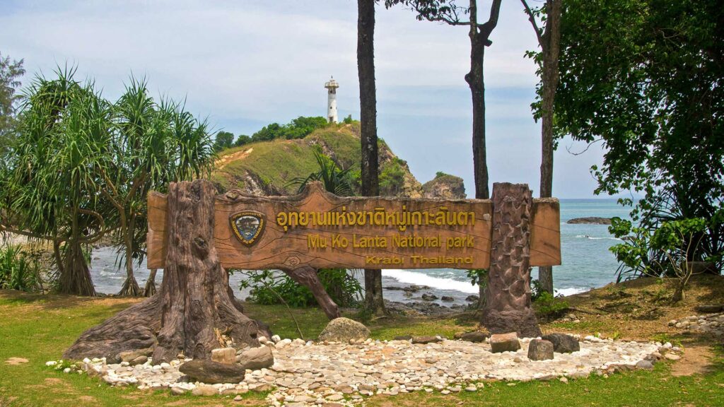 Der Mu Koh Lanta Nationalpark mit dem Leuchtturm im Hintergrund