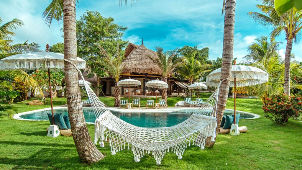Garten mit Swimmingpool des Mule Malu Tropical Stay auf Bali