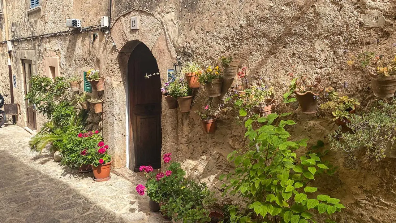 Walls decorated with flowers in Valldemossa in the west of Mallorca