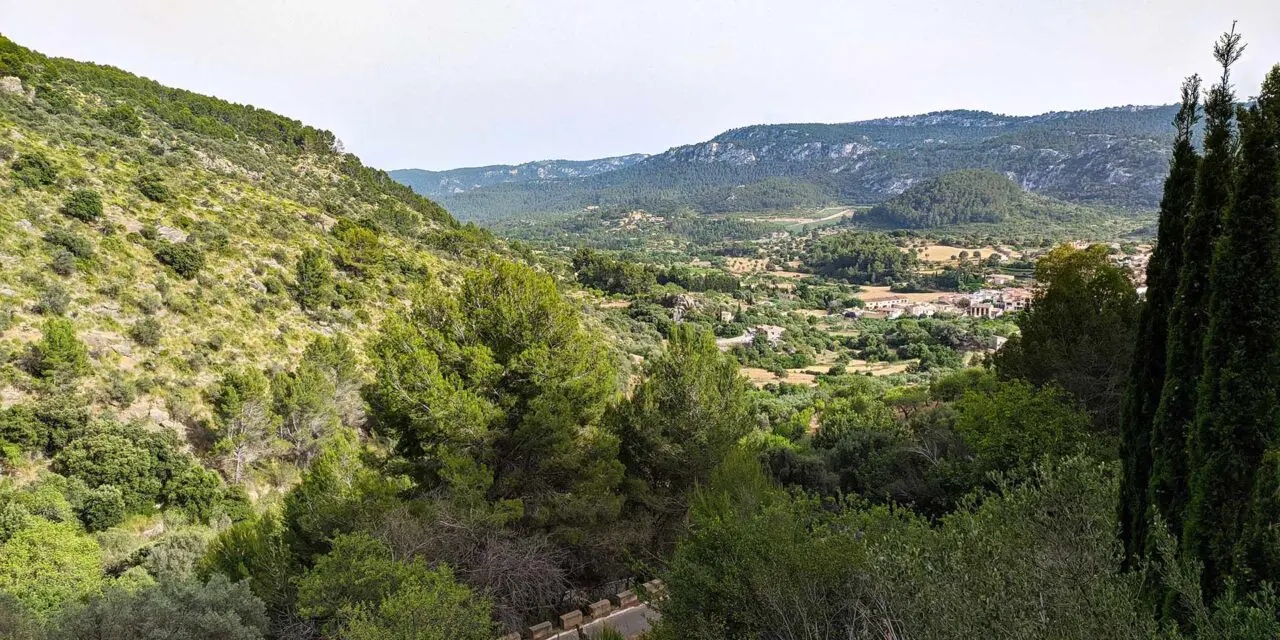 Aussicht auf die Berglandschaft von Mallorca auf dem Weg nach Deià