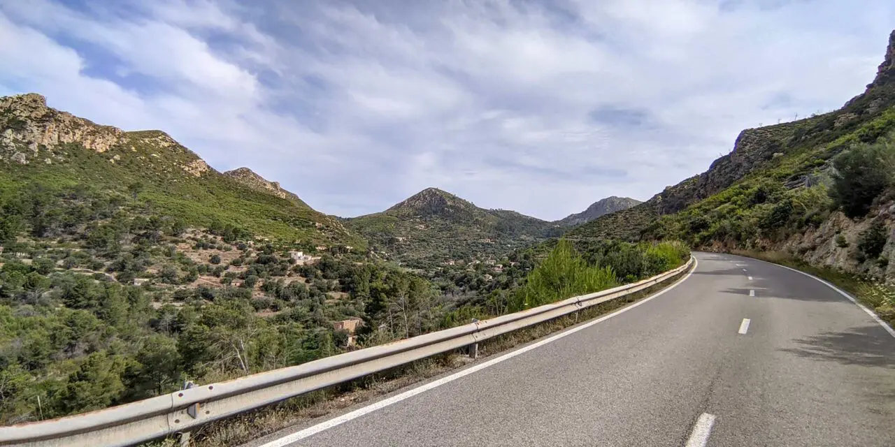 Leere Straße auf dem Weg nach Deià im Westen Mallorcas