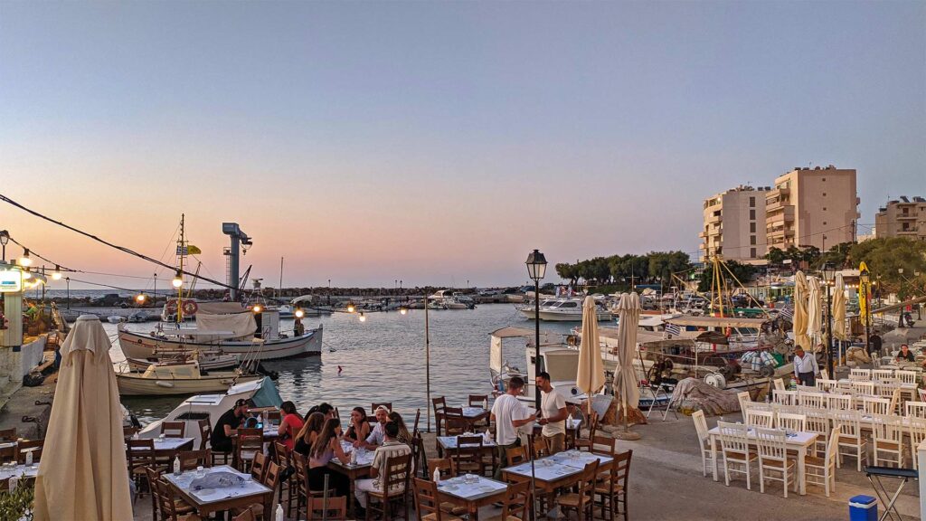 Restaurant am Nea Chora Beach am Abend, Kreta