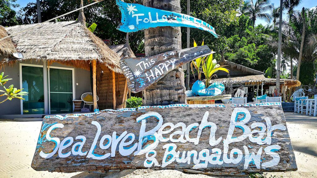 Sea Love Beach Bar & Bungalows Schild am Strand von Koh Phangan