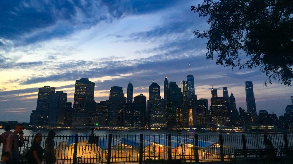 Blick auf die Skyline von New York City im Sonnenuntergang von Brooklyn Heights