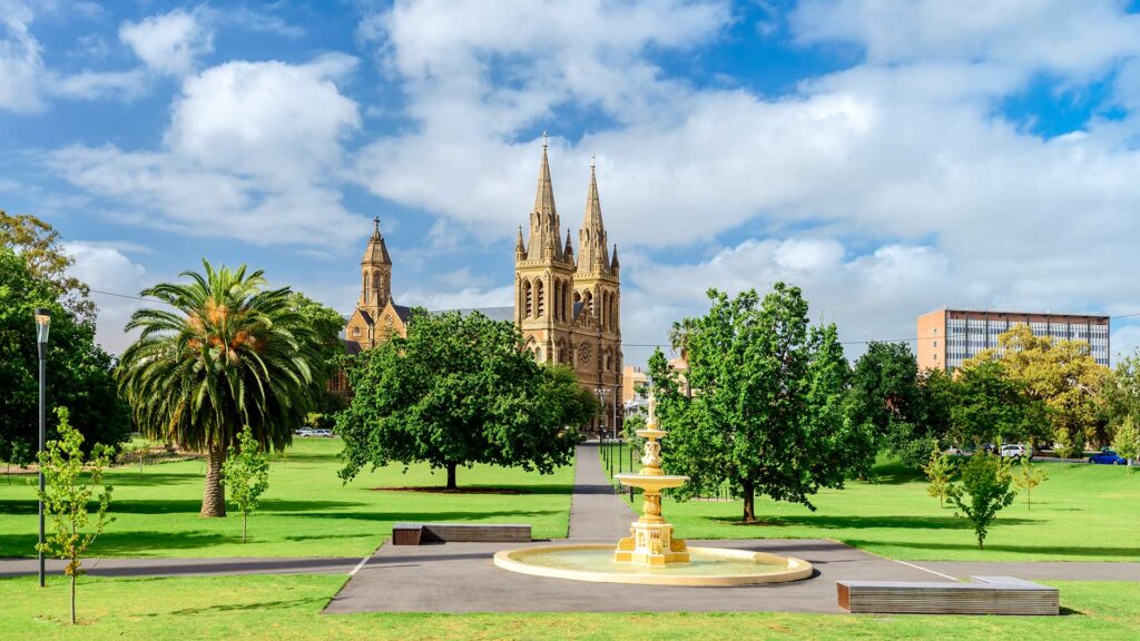 Aussicht auf die St Peter's Cathedral in Adelaide, Australien