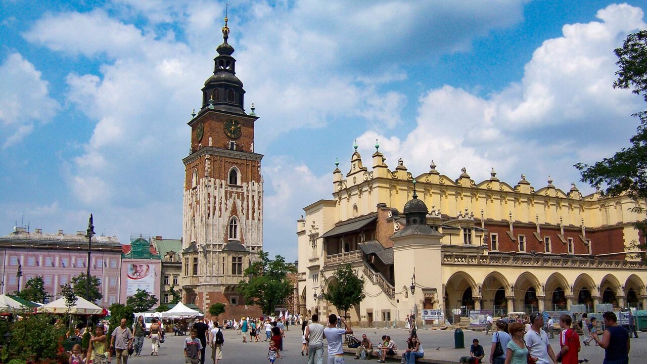 Am Hauptmarkt (Rynek) von Krakau mit Blick auf den Rathausturm