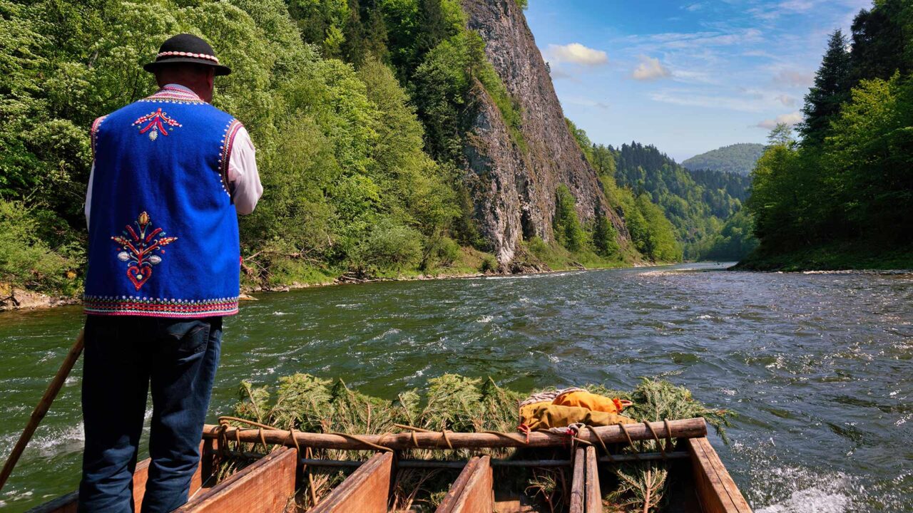 Ein Muss in den Pieninen und einer von Polens schönsten Orten: Fahrt auf einem traditionellen Holzboot entlang des Dunajec Flusses