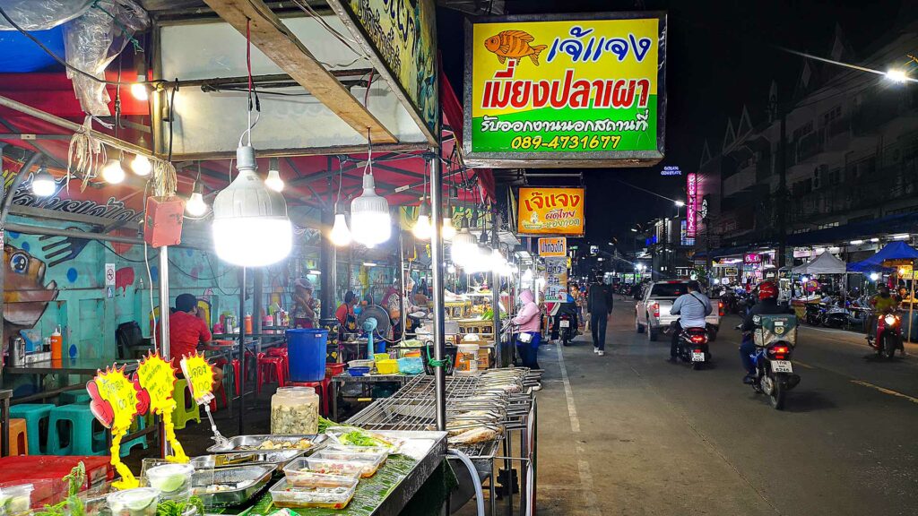 Der tägliche Nachtmarkt in der Stadt Chumphon