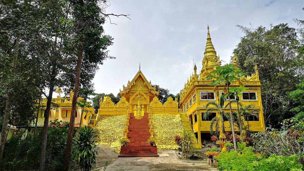 Die goldene Ordinationshalle des Wat Pa Yang in Chumphon