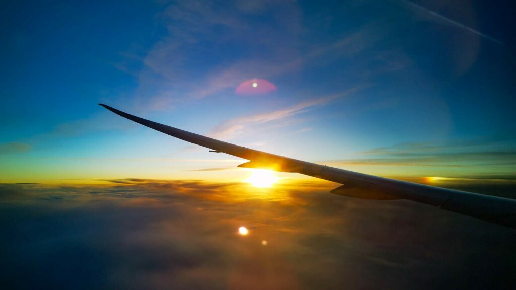 Aussicht auf den Sonnenuntergang aus dem Flugzeug