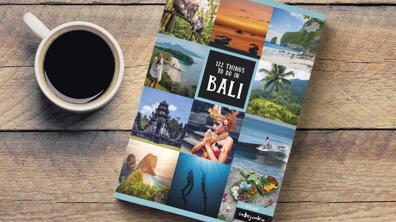 Bali Reiseführer 122 Things to Do in Bali mit Kaffee auf Tisch