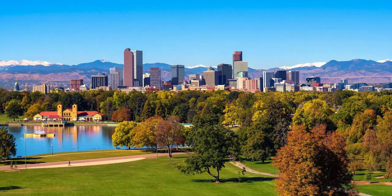 Aussicht auf die Skyline von Denver, Colorado und den schneebedeckten Rocky Mountains im Hintergrund