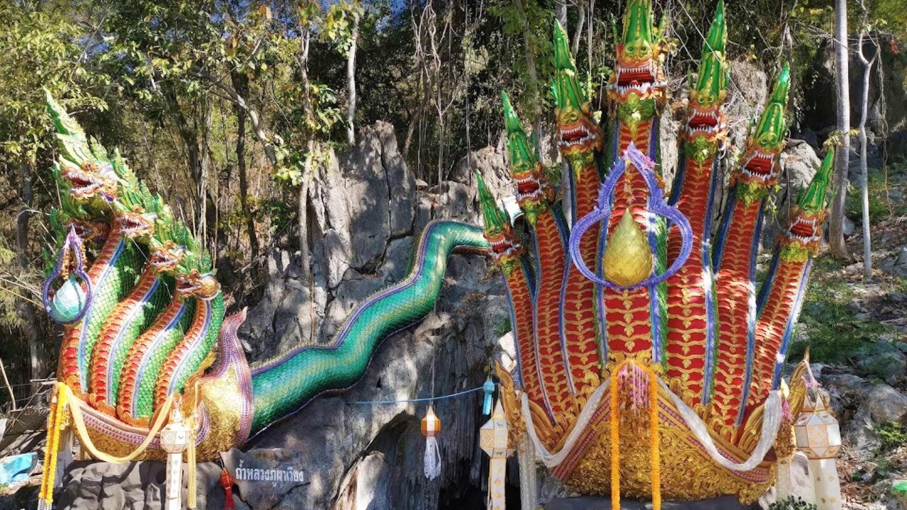 Naga Statuen am Eingang der Tham Luang Pha Wiang Höhle in Lamphun, Thailand