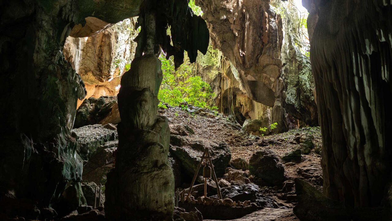 Im Inneren der Tham Luang Pha Wiang Höhle in Lamphun