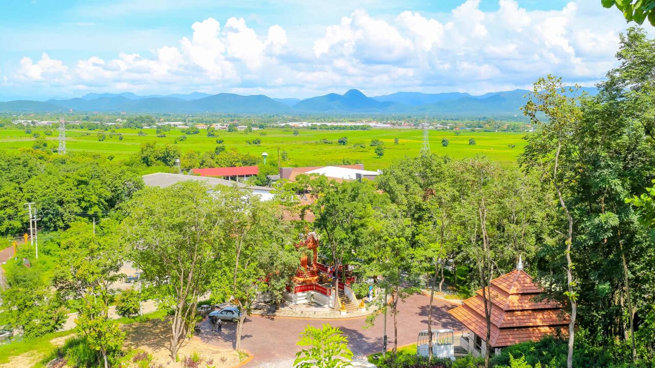 Aussicht auf die Berglandschaft vom Kruba Sivichai Monument in Lamphun, Thailand