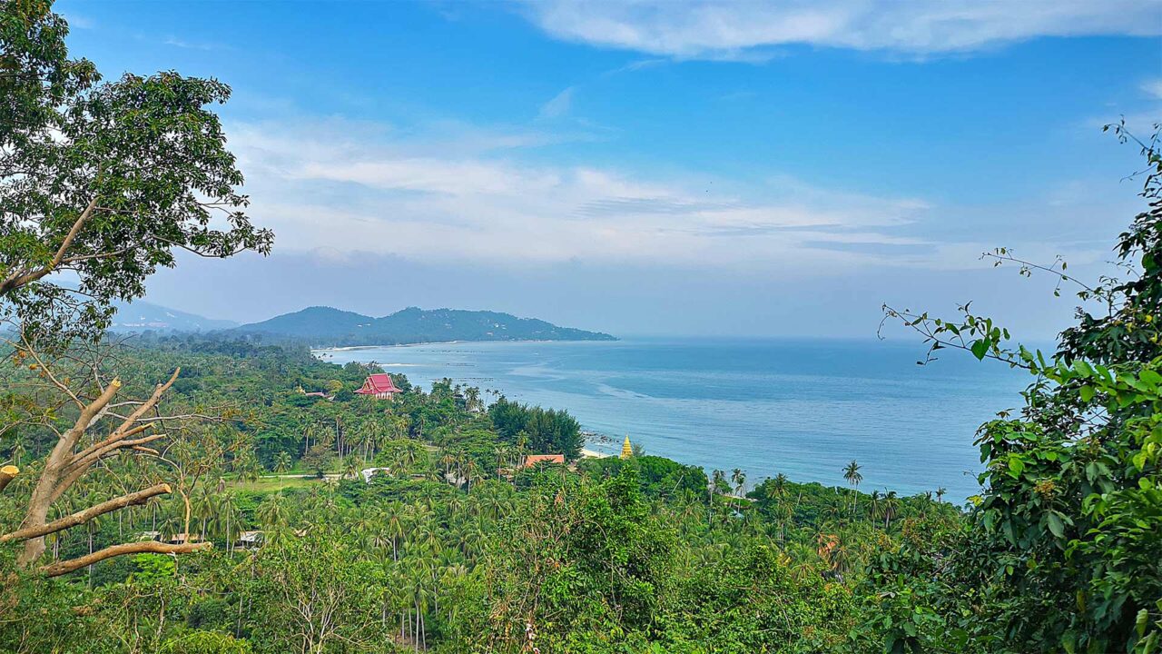 Der Ausblick vom Wat Rattanakosin auf die Westküste von Koh Samui