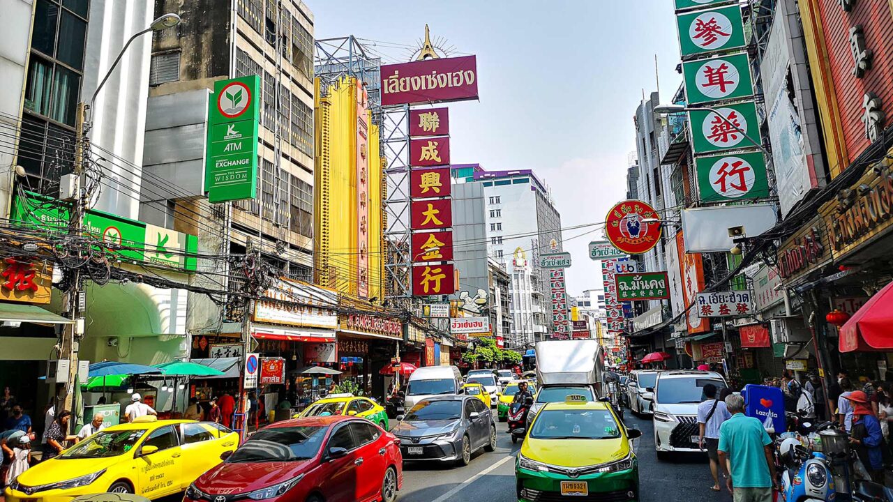 Die belebte Yaowarat Road in Bangkoks Chinatown