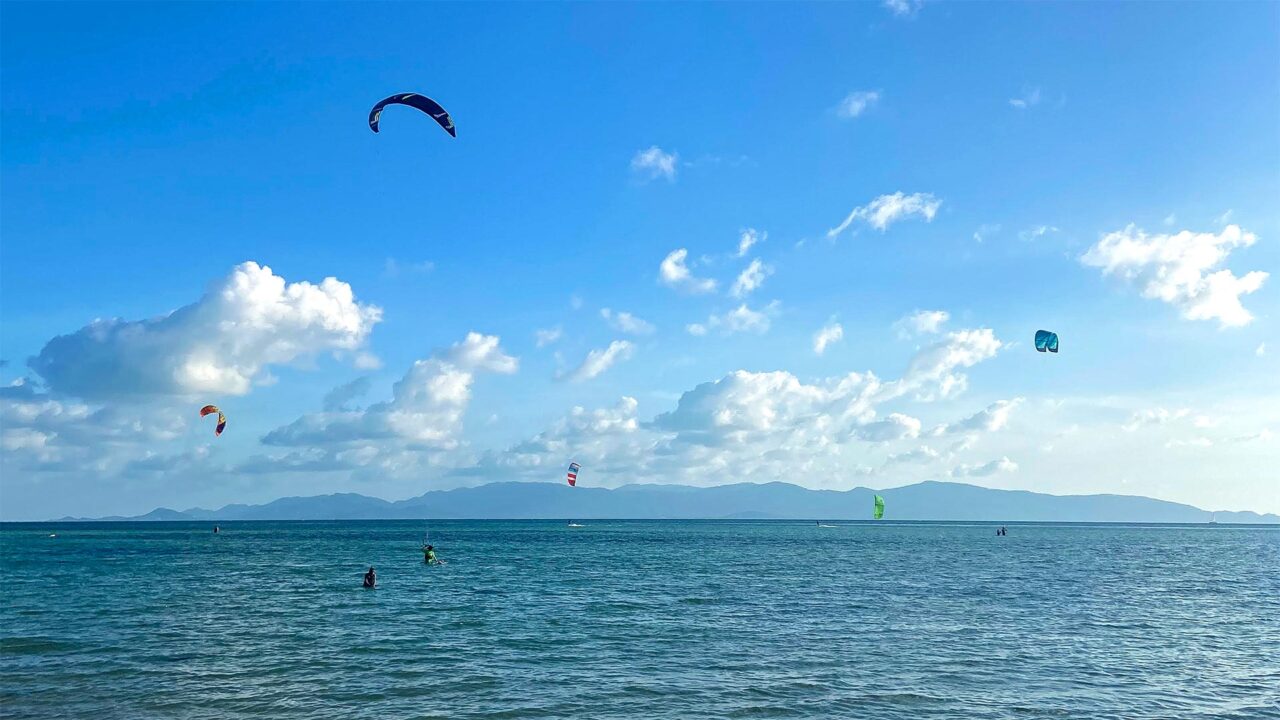 Typischer Wassersport in Südostasien: Kitesurfen auf Koh Phangan mit Ausblick auf Koh Samui