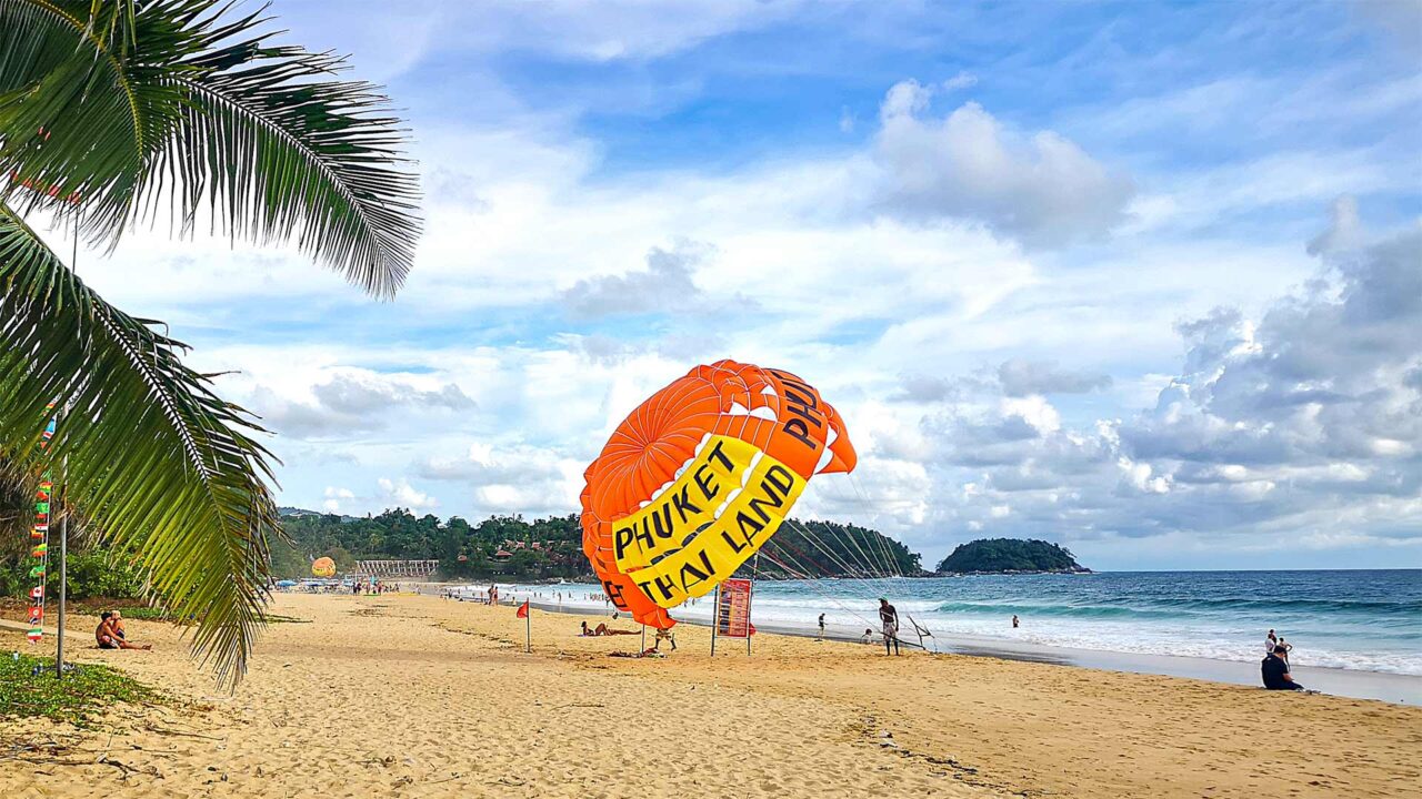 Parasailing am Karon Beach auf Phuket, Thailand