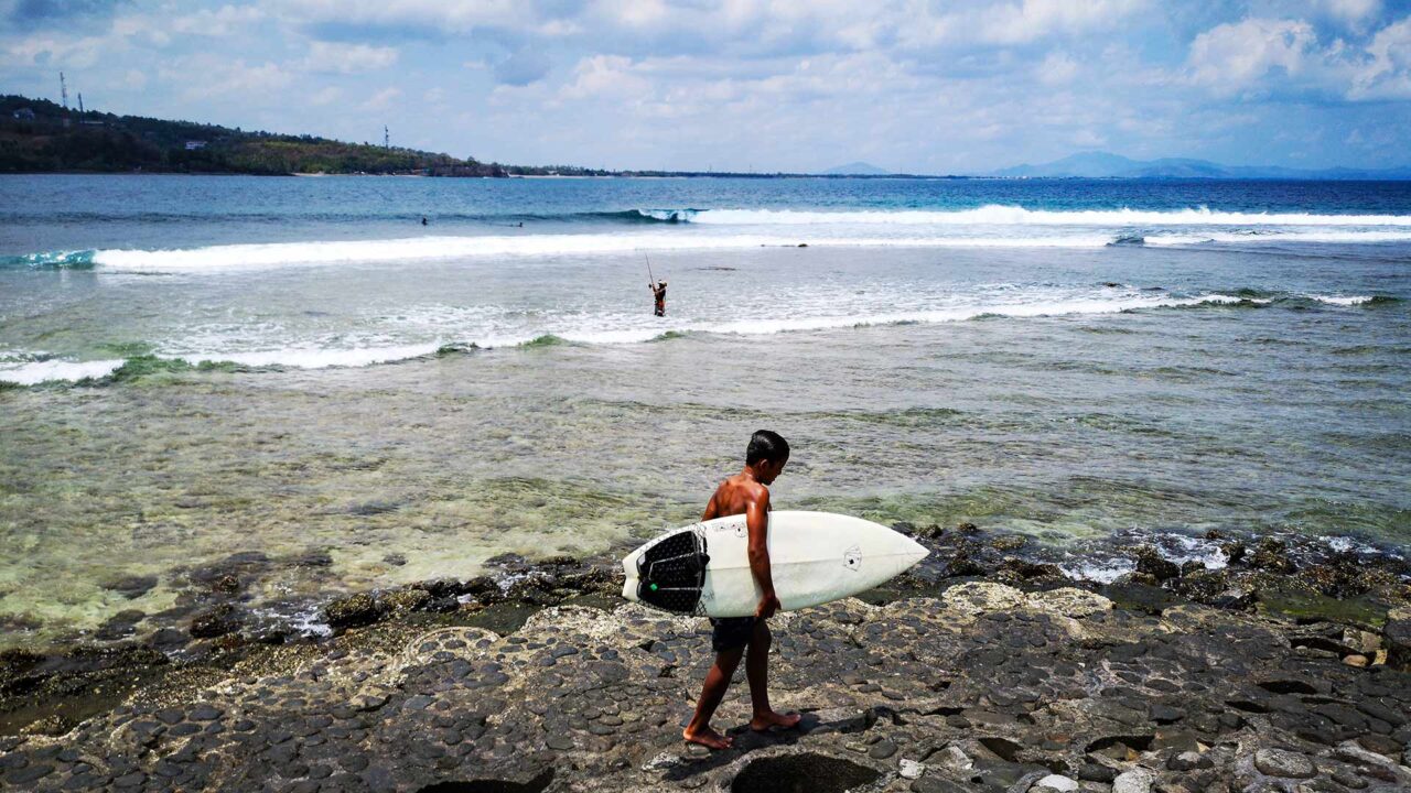 Surfer in Senggigi Lombok (Indonesien)