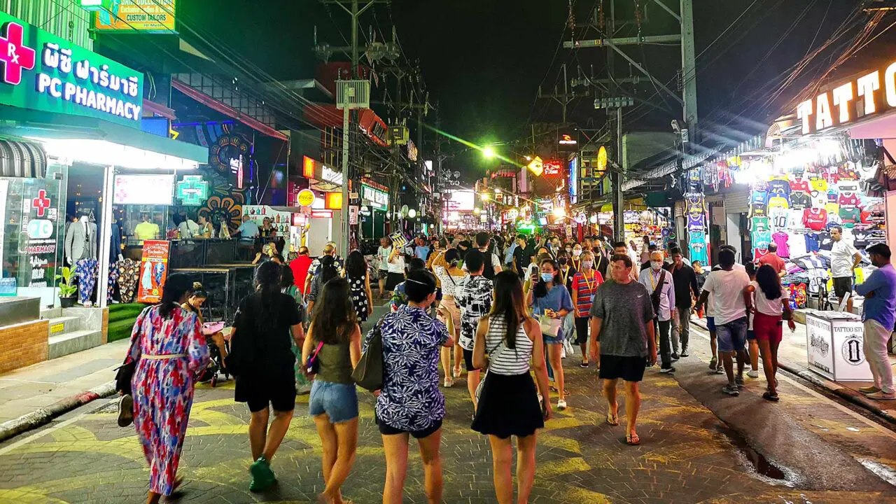 Viele Besucher auf der berühmten Bangla Road in Patong, Phuket