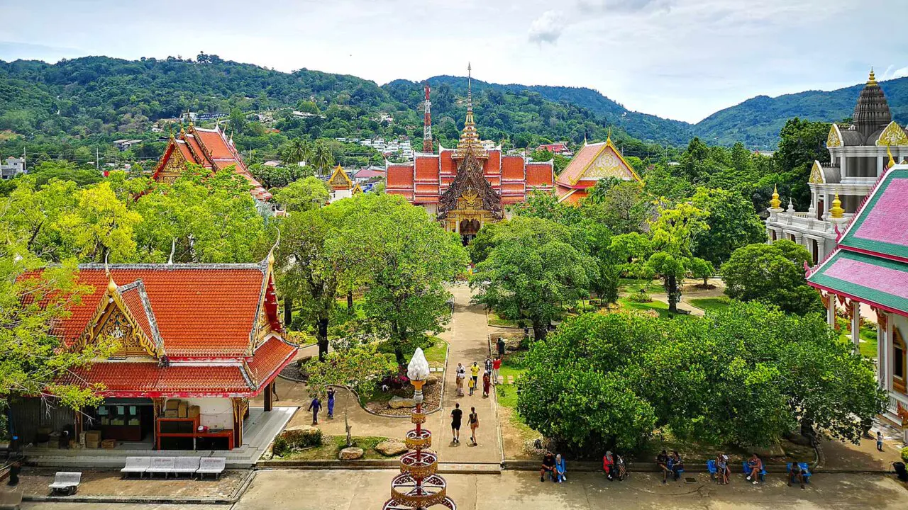 Aussicht vom Wat Chalong auf die Berge von Phuket