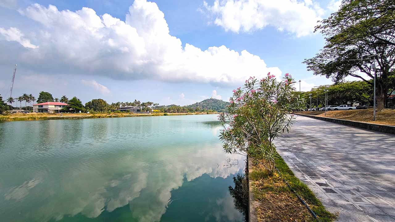 Ausblick über den Chaweng Lake Richtung Khao Hua Jook Pagode auf Koh Samui
