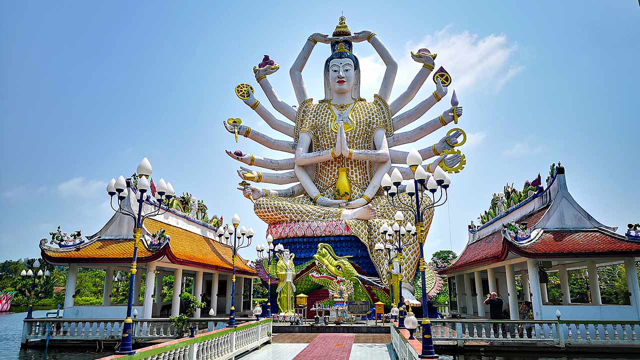 Die Kuan Yin Statue im Wat Plai Laem, Koh Samui