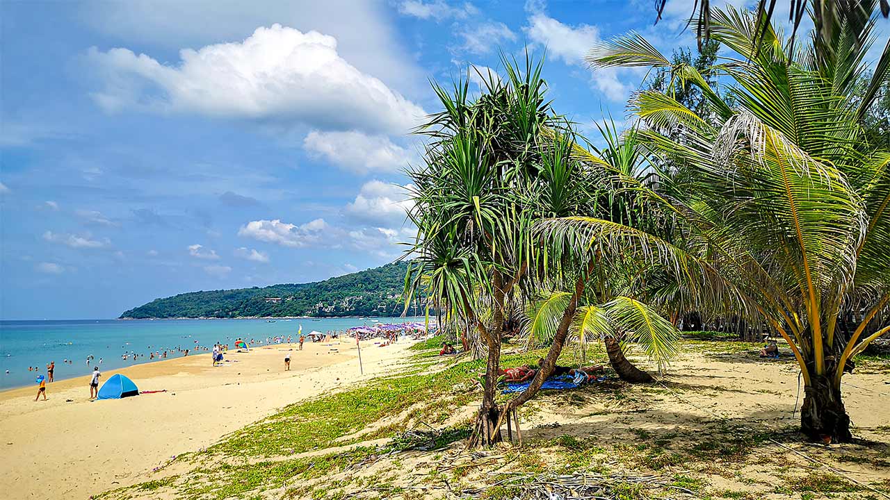 Sonniger Tag am Karon Beach von Phuket