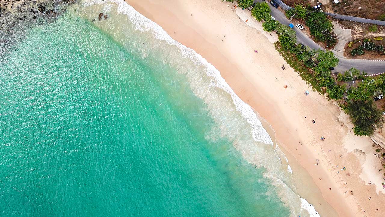 Drohnenaufnahme vom Naiharn Beach, Phuket