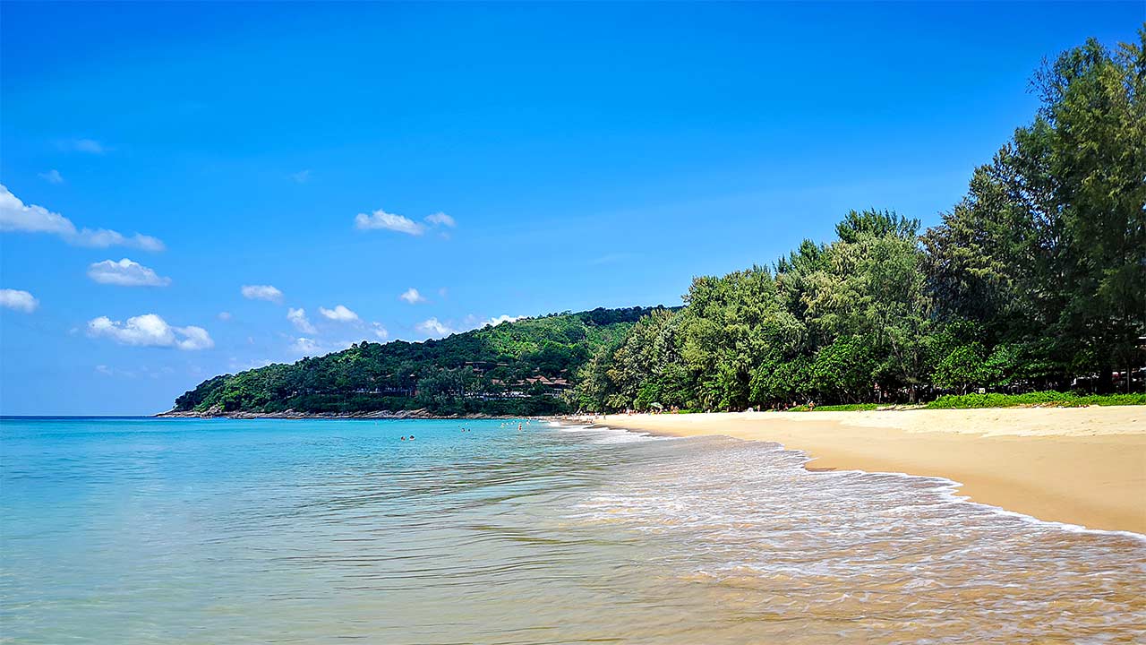 Der meist noch ruhige Naithon Beach in Phukets Nordwesten