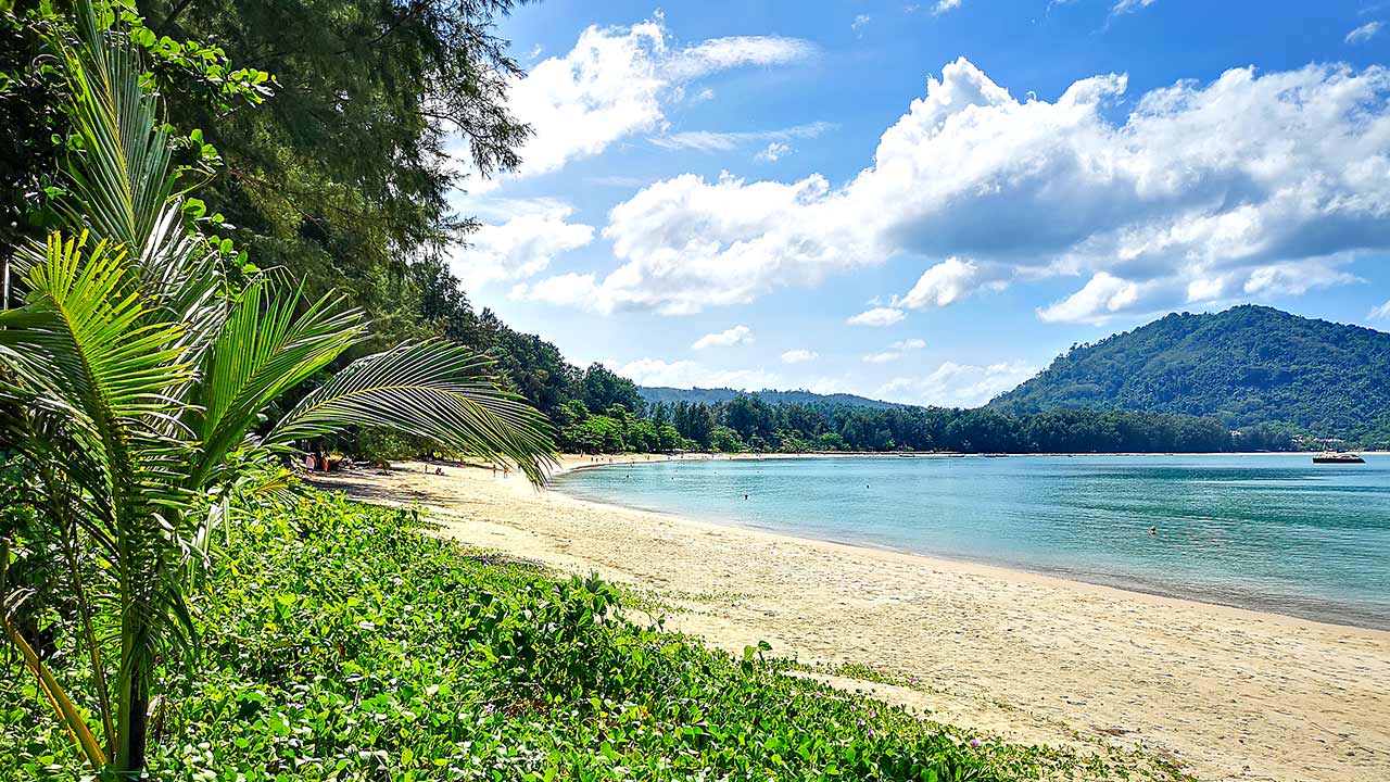 Der ruhige Naiyang Beach in der Nähe des Phuket Airport