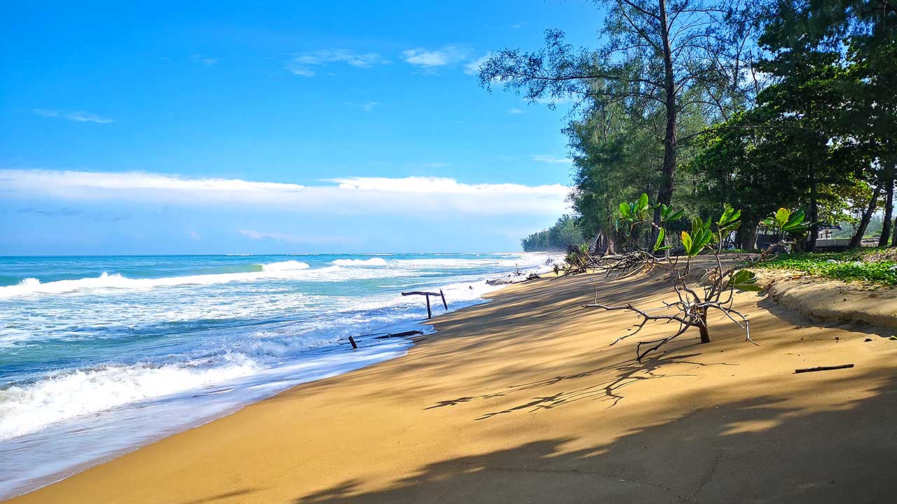 Der einsame Sai Kaew Beach im Norden von Phuket