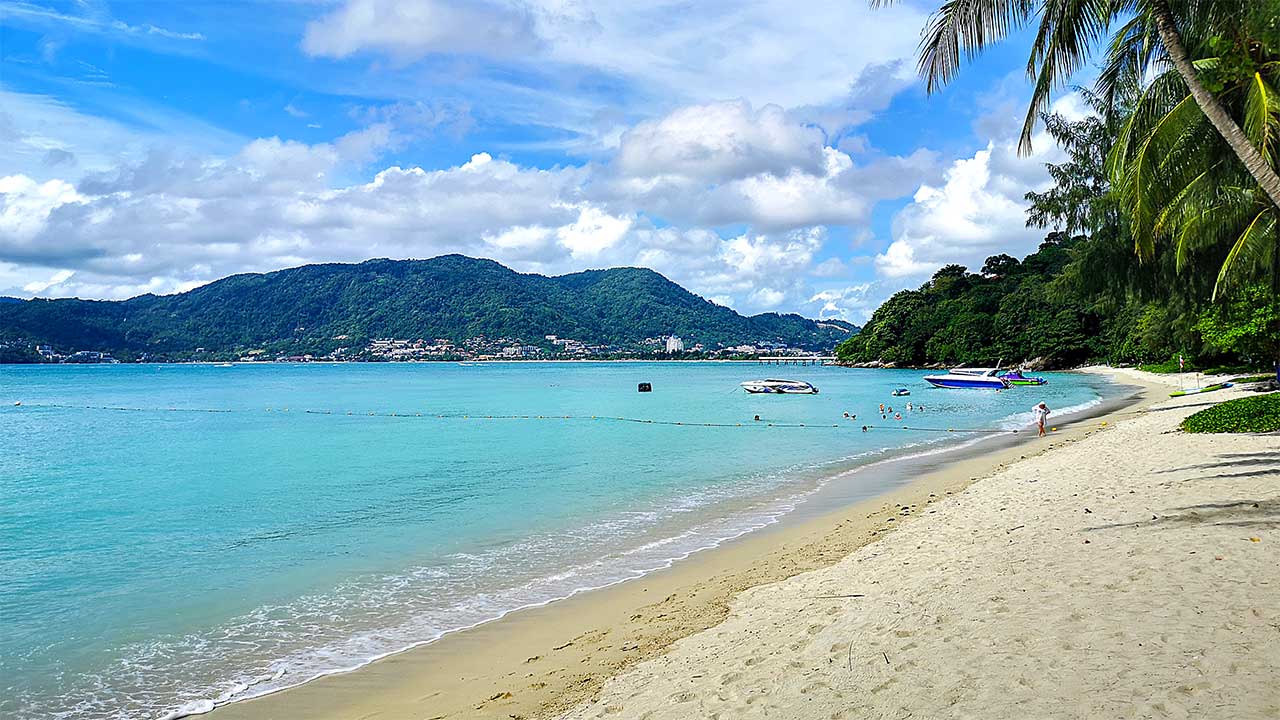 Der ruhige Tri Trang Beach im Süden von Patong, Phuket
