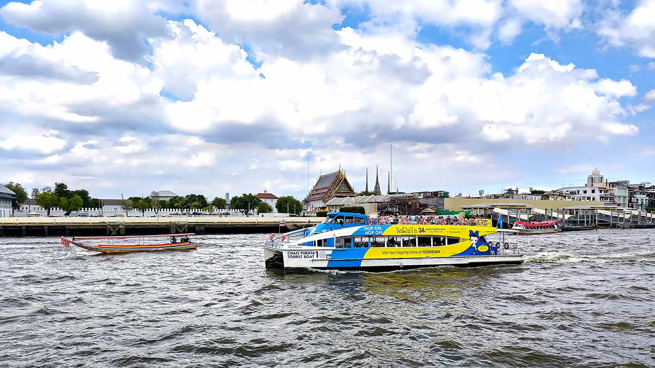 Chao Phraya Touristenboote auf dem Fluss in Bangkok