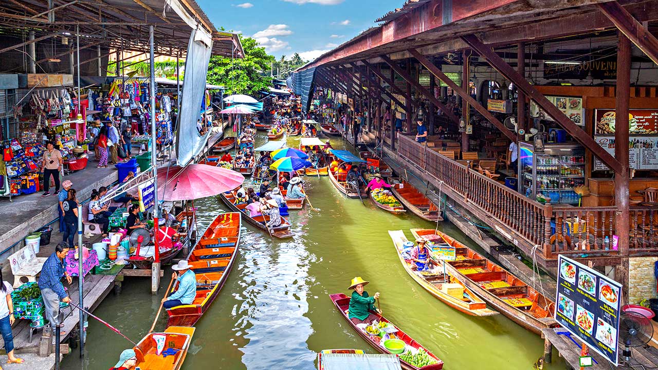 Der schwimmende Markt Damnoen Saduak außerhalb von Bangkok
