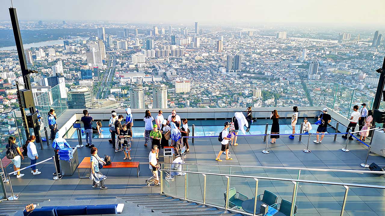 Ausblick vom Mahanakhon Tower auf den Skywalk und Bangkok