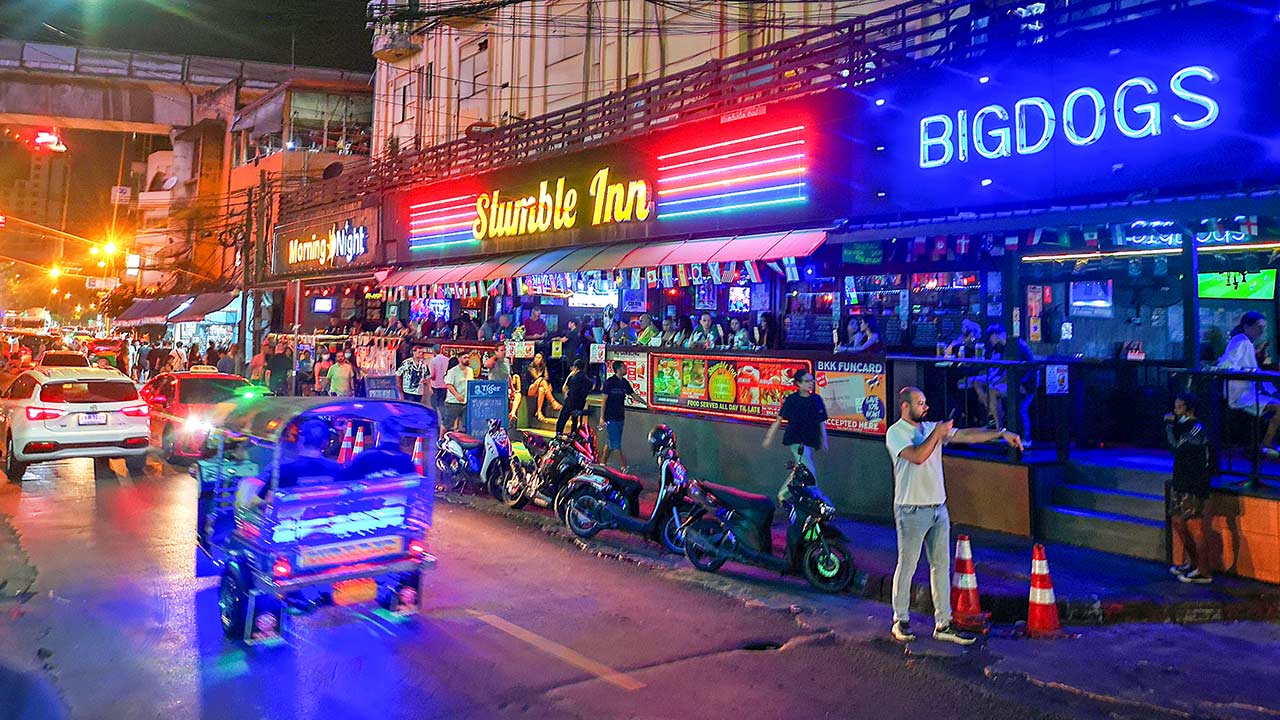 Bars in der Soi Nana am Abend auf der Sukhumvit Road, Bangkok