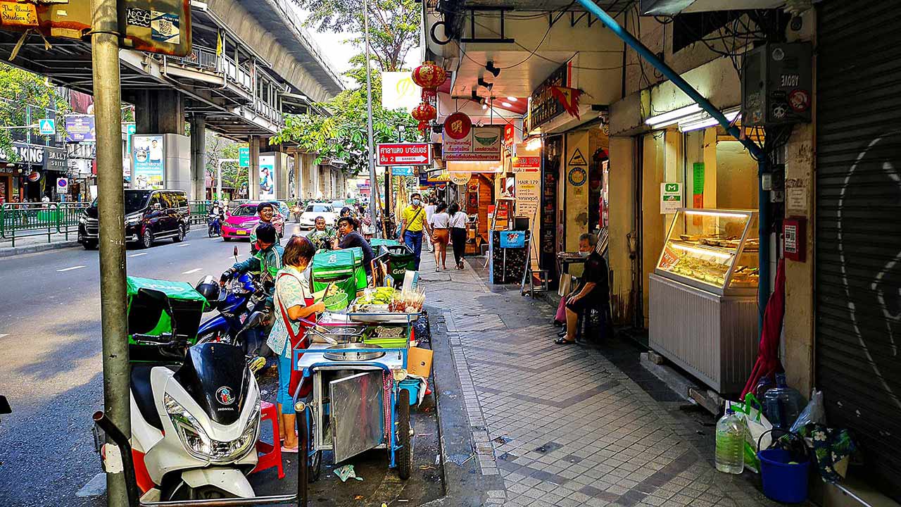 Streetfood Verkäufer in den Straßen von Bangkok