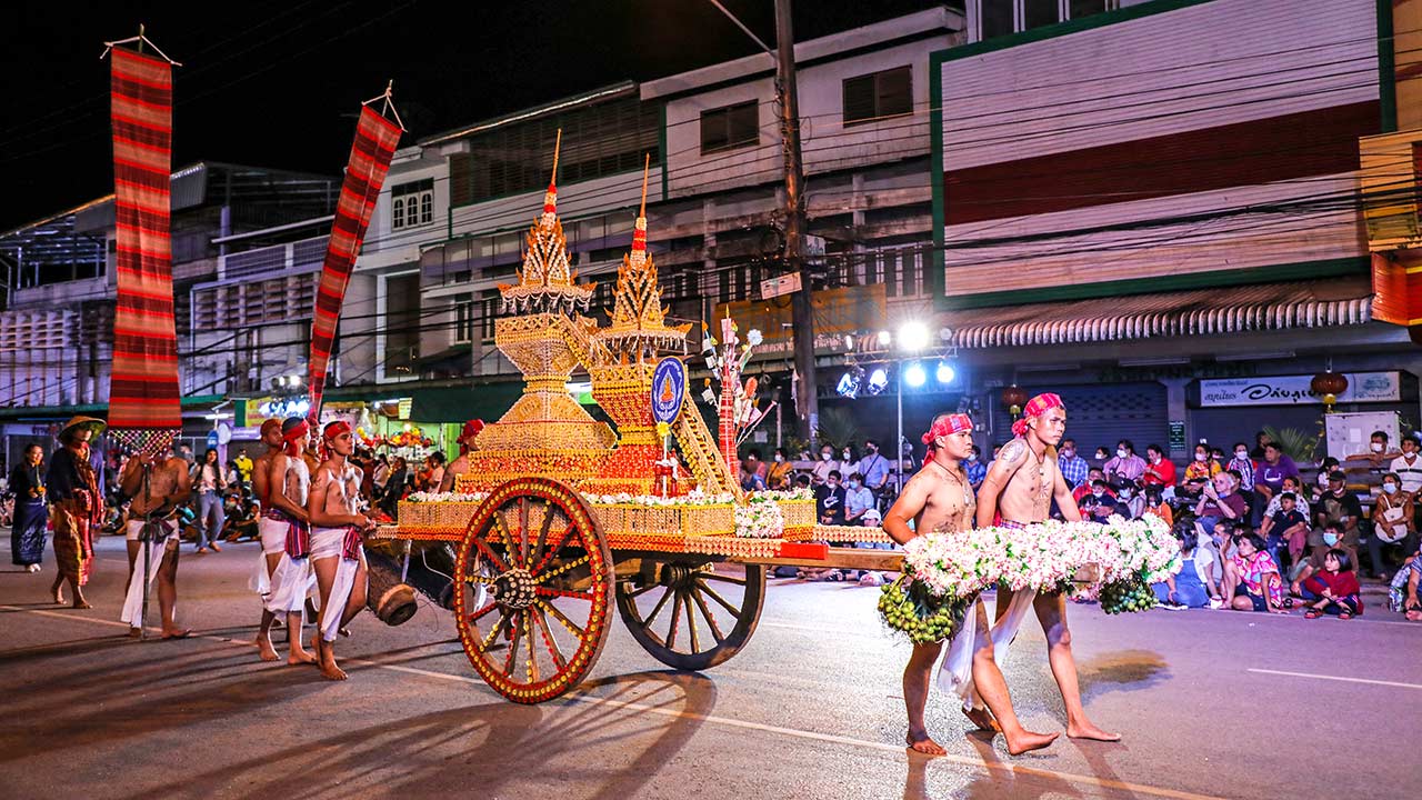 Wax Castle Festival Parade in Sakon Nakhon im Isaan