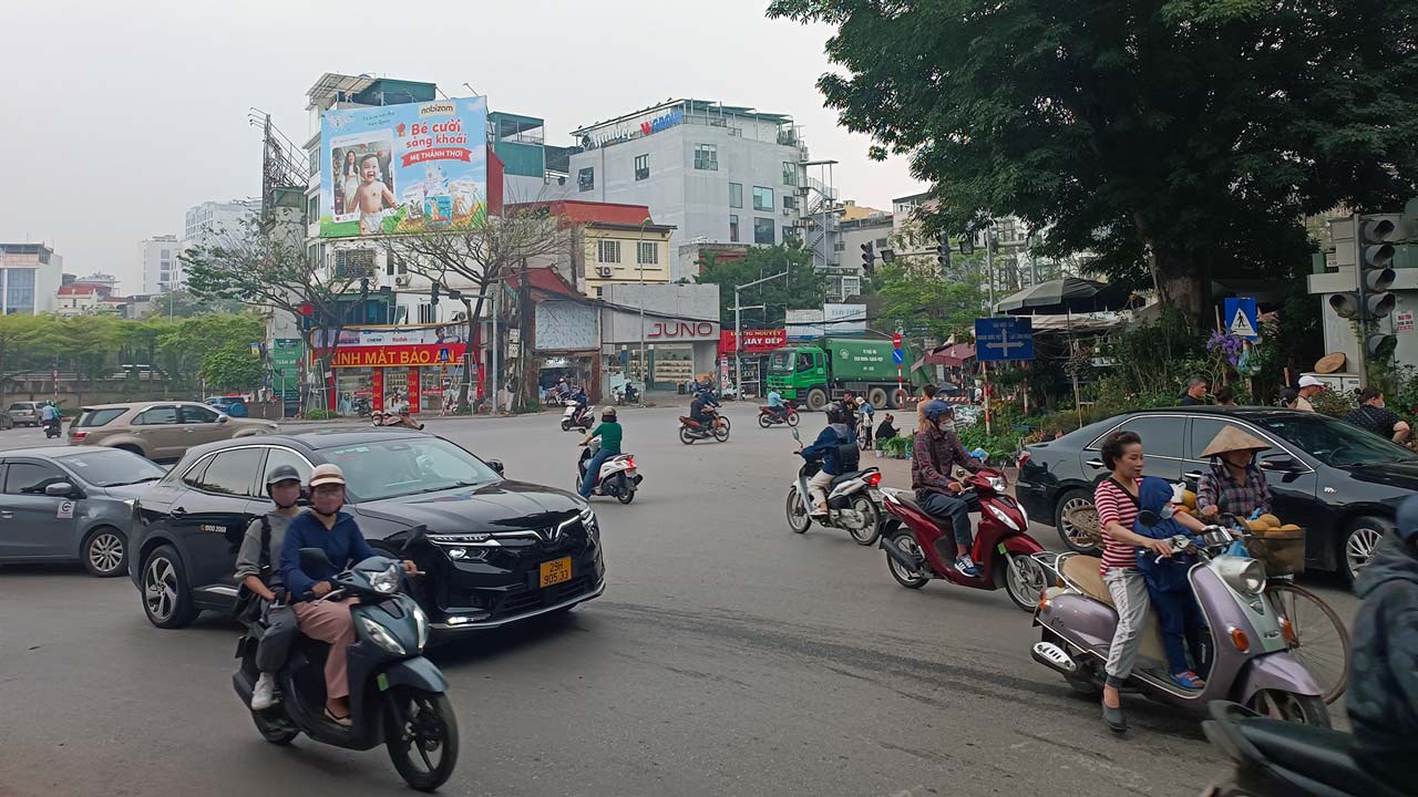 Verkehr im Zentrum von Hue