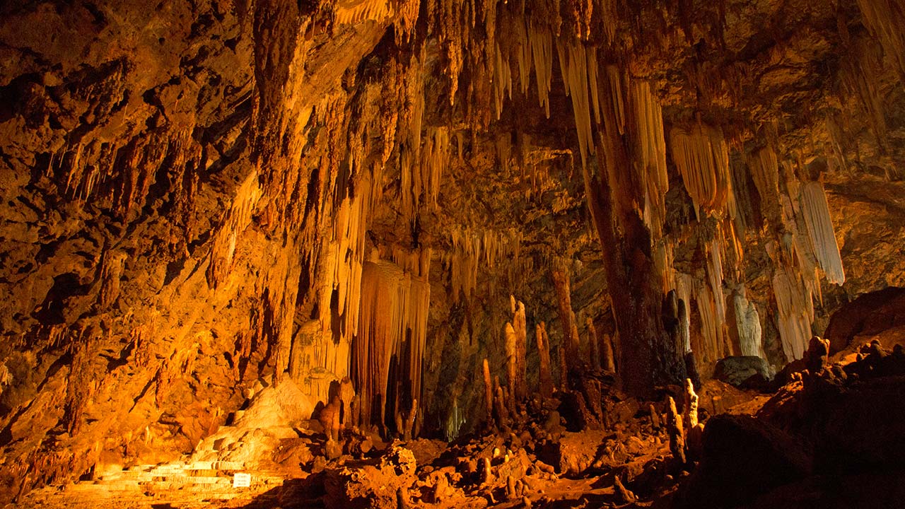 Stalaktiten und Stalagmiten in der Khao Wang Thong Höhle in Khanom