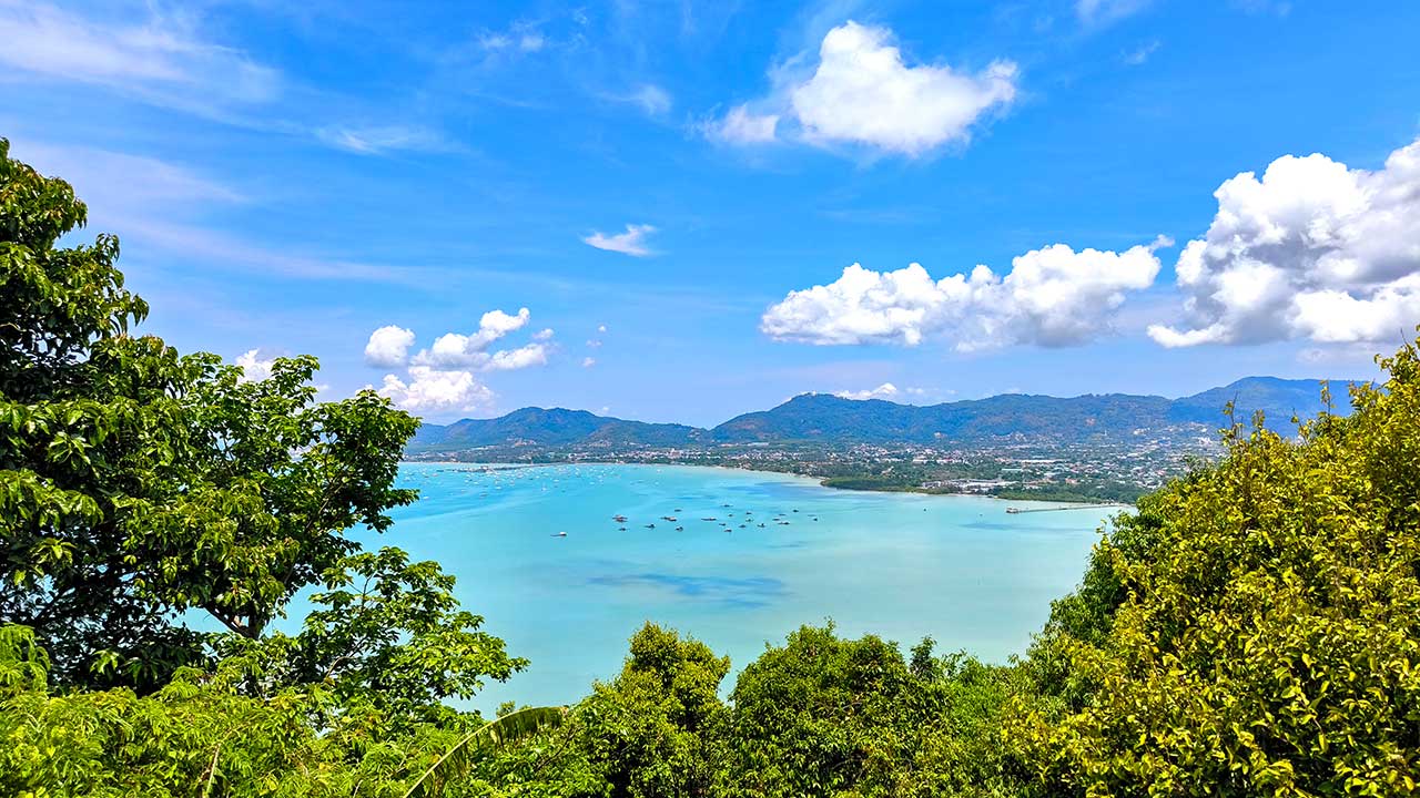 Blick vom Kao Khad Views Tower in Richtung Phuket Town und Chalong, Phuket