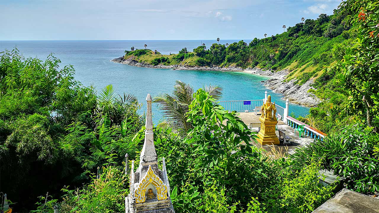 Der versteckte Ausblick vom Promthep Monastery auf das Promthep Cape, Phuket