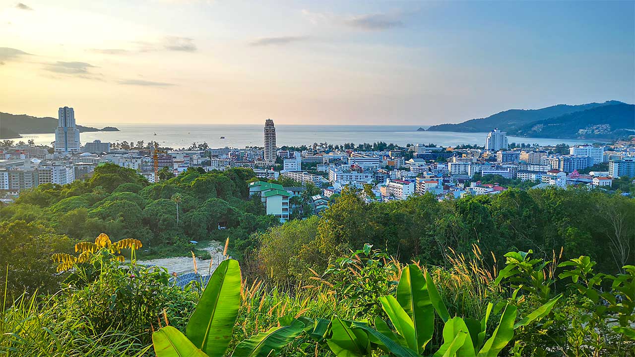 Aussicht von der Sea Sky Bar auf die Bucht von Patong, Phuket