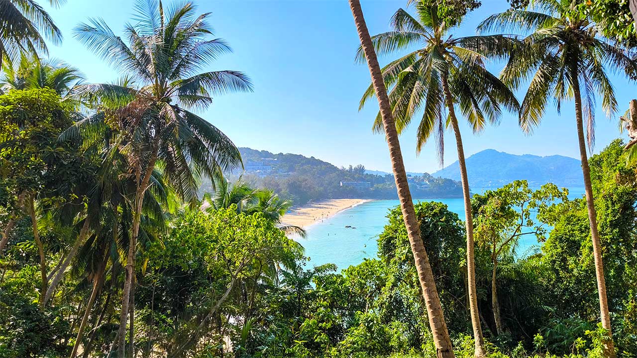 Der Blick vom Surin Viewpoint auf den Strand