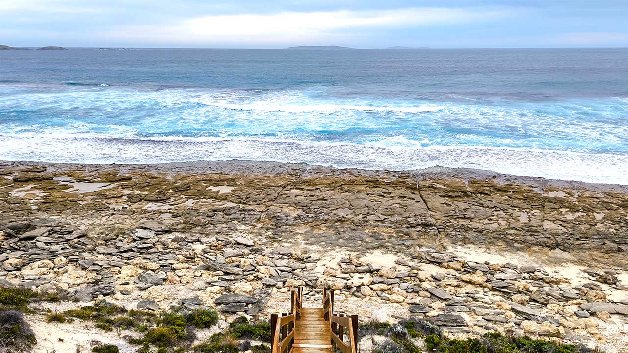 Die steinige Nine Mile Lagoon am Great Ocean Drive in Esperance