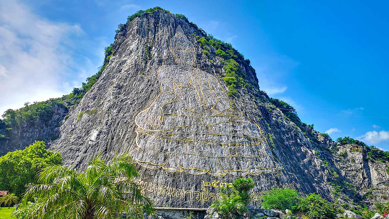 Der goldene Buddha am Khao Chi Chan Mountain in der Nähe von Pattaya