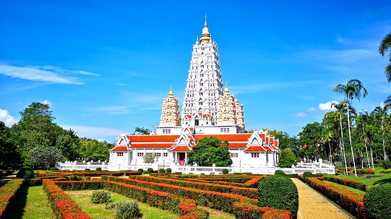 Anderer Blickwinkel auf den Wat Yansangwararam bei Pattaya, mit Aussicht auf den schönen Garten davor